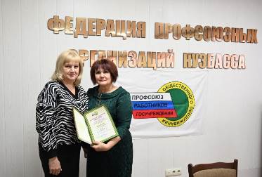 Суркова награждает.jpg Суркова награждает.jpg