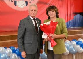 О.Маршалко награждает Е.Хворостинину