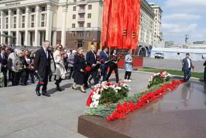 Возложение цветов 8 мая Возложение цветов 8 мая