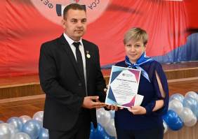 С.Ивлев награждает