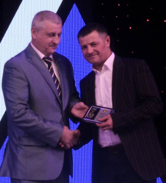 С.Бондаренко награждает С.Бондаренко награждает