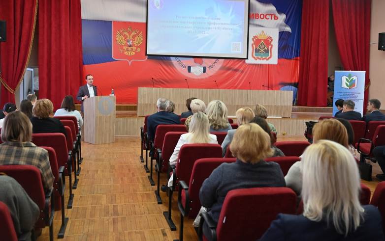 Выступает С.Пфетцер.jpg Выступает С.Пфетцер.jpg