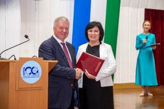 М.В.Шмаков награждает