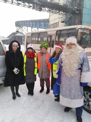 Дед Мороз проверяет рабочие места Дед Мороз проверяет рабочие места