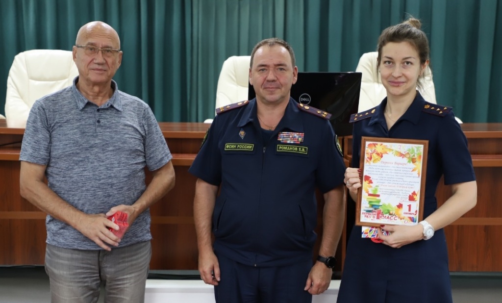 Чмыхалов вручает сертификаты.jpg Чмыхалов вручает сертификаты.jpg