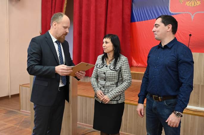 М.Яковлев вручает грамоту.jpg М.Яковлев вручает грамоту.jpg