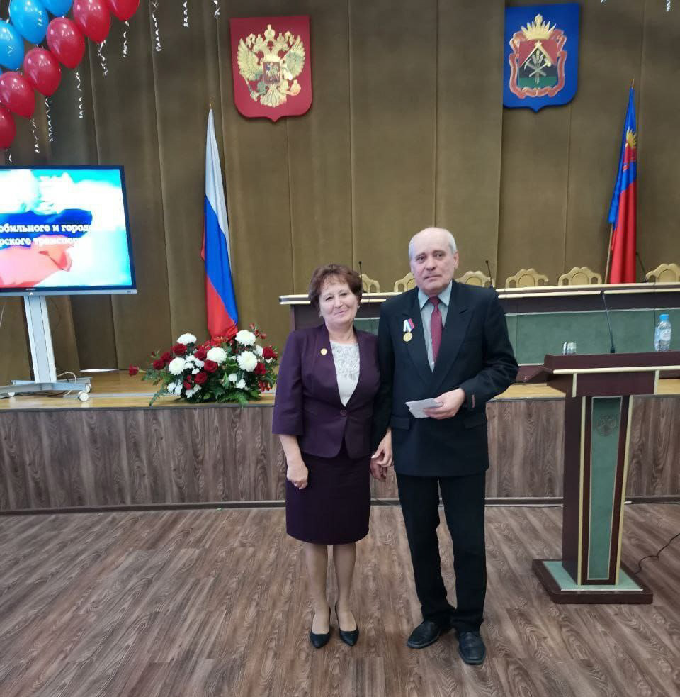 Награждает Н.Ключникова Награждает Н.Ключникова