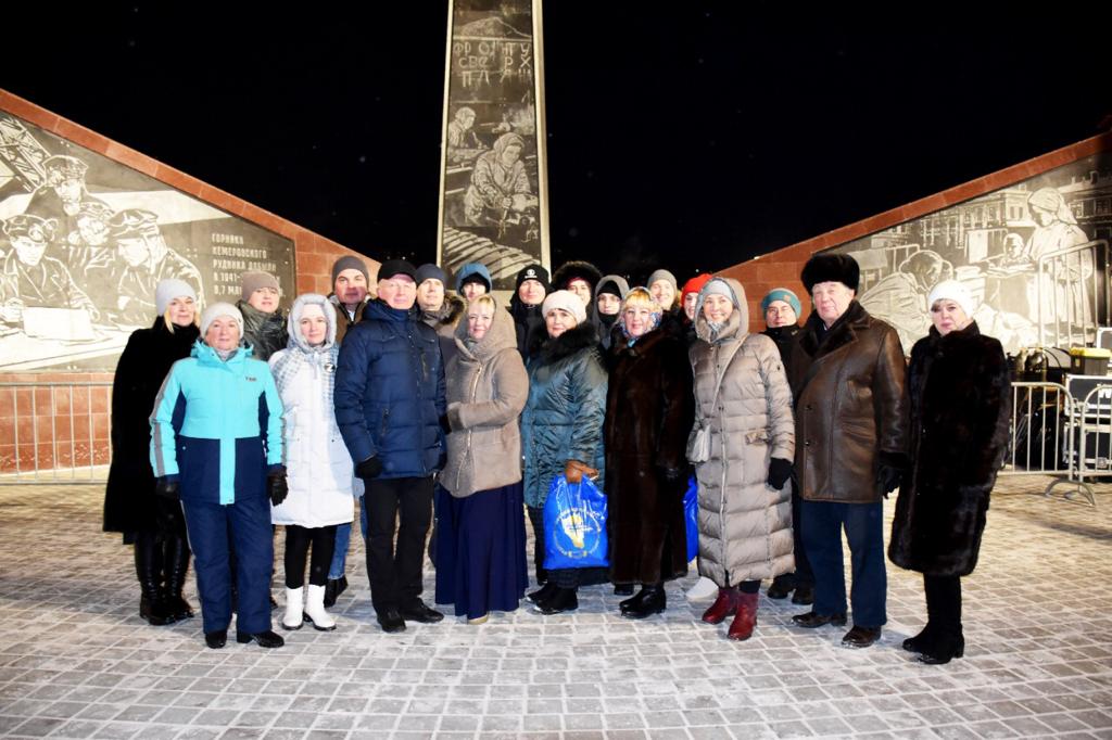 У стелы.jpg У стелы.jpg