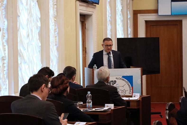 Выступает А.Шершуков.jpg Выступает А.Шершуков.jpg