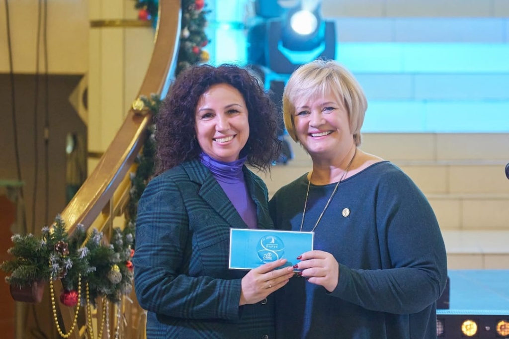 Награждает Н.Ищенко.jpg