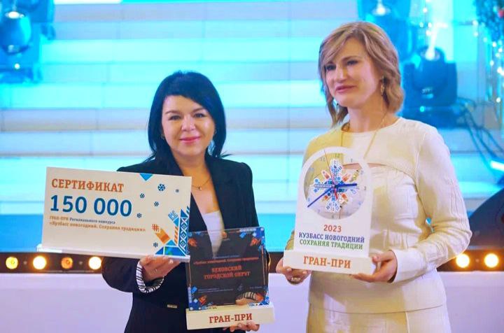 Награждает А.Юдина.jpeg