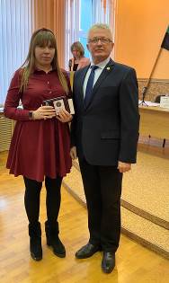 Награждает О.Маршалко Награждает О.Маршалко