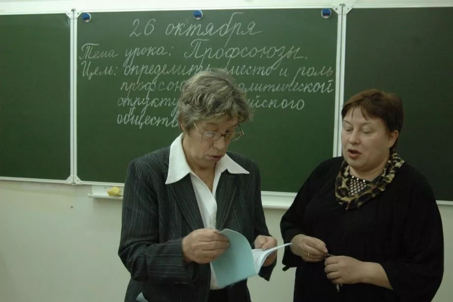 Учителям со стажем от 20 лет предложили ввести доплату к пенсии Учителям со стажем от 20 лет предложили ввести доплату к пенсии